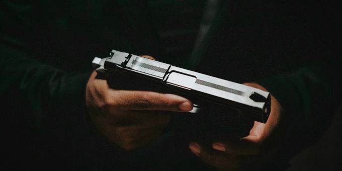 In Italien wurden 55 mutmassliche Mafiosi festgenommen. Bei Razzien wurde auch ein beachtliches Waffenarsenal entdeckt. (Symbolbild) mafia italien razzia festnahme