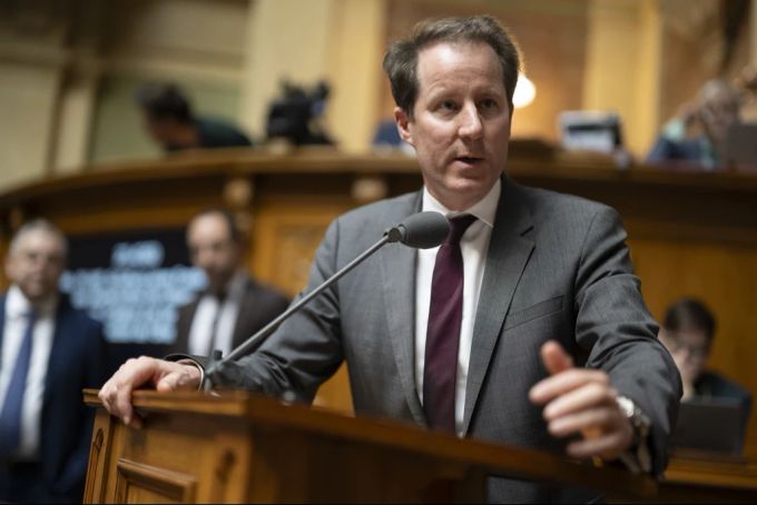 Am Ursprung der verlangten Überarbeitung steht eine Reihe von Änderungsanträgen aus der Feder von SVP-Fraktionspräsident Thomas Aeschi: Er will das «Durcheinander» entwirren. (Archivbild) Doppelnamen Kinder Parlament Änderung