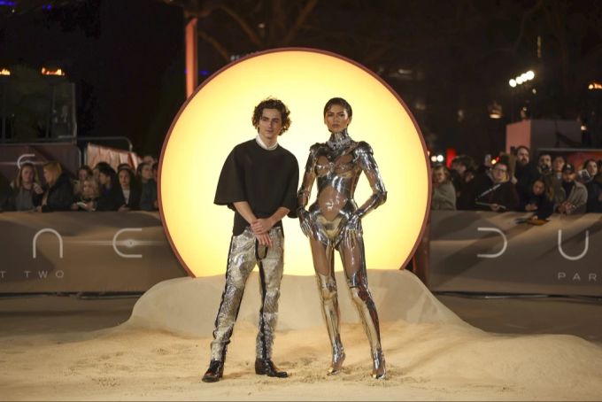 Timothee Chalamet (links) and Zendaya posieren gemeinsam. Zendayas Outfit stellt ihren Kollegen fast in den Schatten. Zendaya Dune Premiere