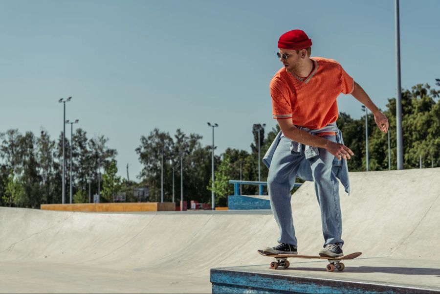 Mann beim Skateboardfahren