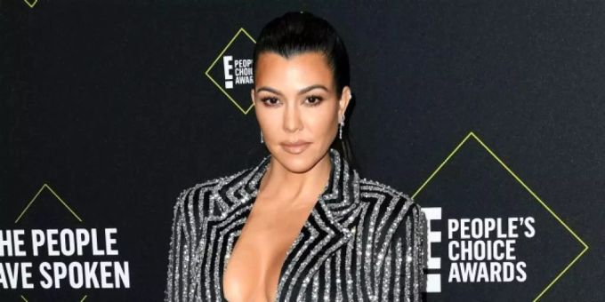 Mit ihrem neuesten Post auf Instagram sorgt Kourtney Kardashian für Empörung. Kourtney Kardashian