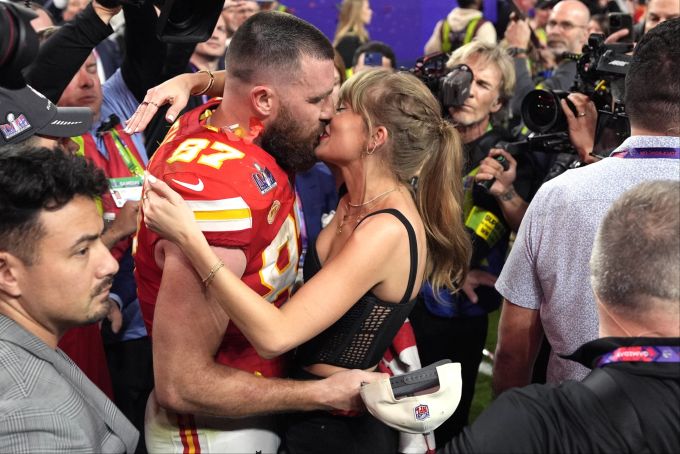 Taylor Swift küsst ihren Freund Travis Kelce nach dessen Triumph beim Super Bowl 58. Taylor Swift