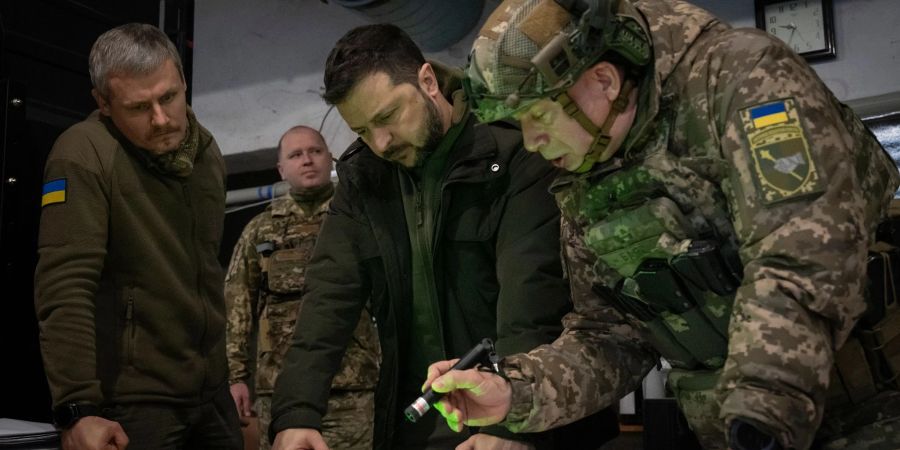 Oberbefehlshaber Syrskyj (r), den Selenskyj (m)