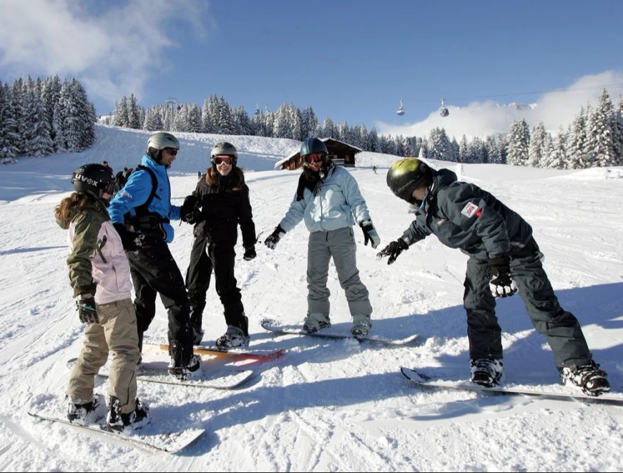 Im Februar zieht es jeweils viele Schulen zum Skifahren oder Snowboarden in die Berge.