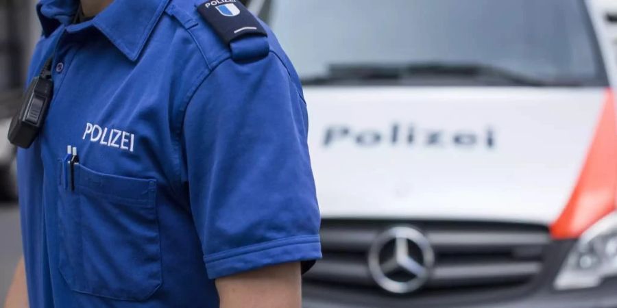 Die 34-Jährige konfrontierte zwei Polizisten, die neben ihrem Auto im Halteverbot standen.