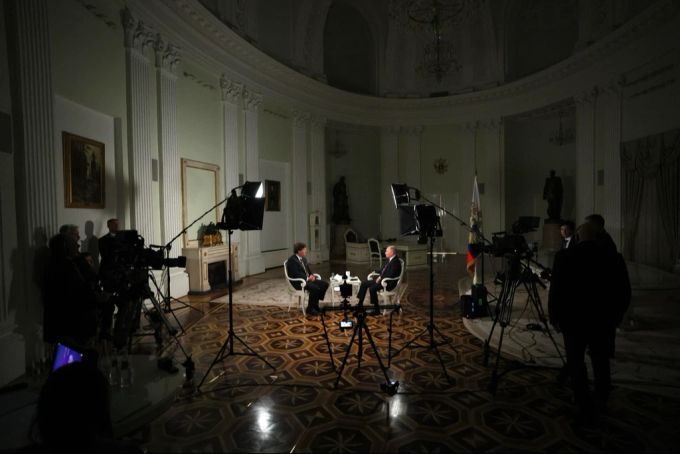 Das Interview zwischen Tucker Carlson und Wladimir Putin fand im Kreml statt. Tucker Carlson Wladimir Putin