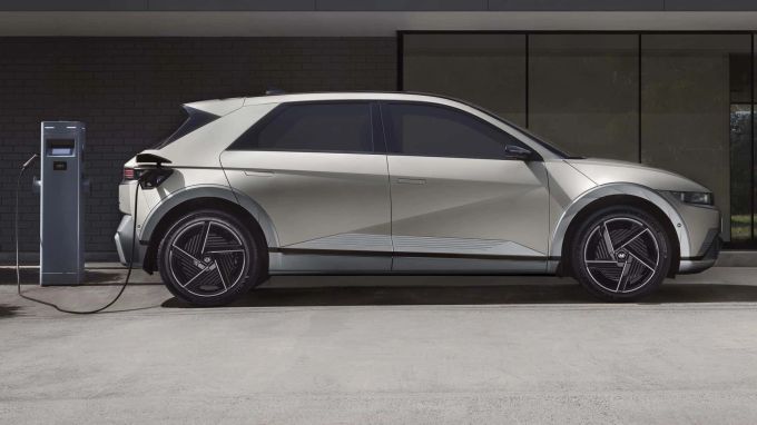 Der etwas längere Dachspoiler und die neuen Felgen sorgen für bessere Aero und mehr Reichweite. Dank 84-kWh-Akku geht es jetzt bis zu 570km weit Hyundai Ioniq 5 Facelift