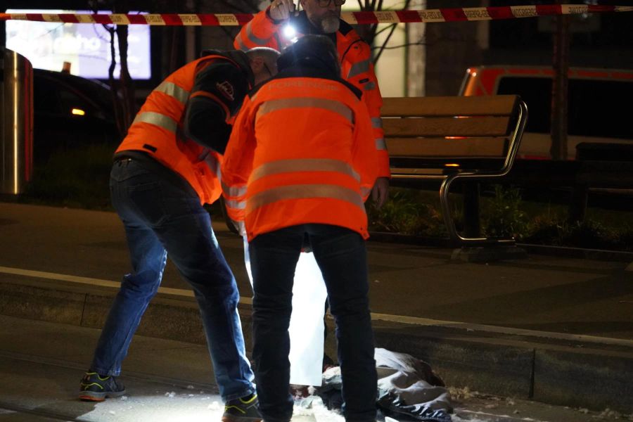 Die Spurensicherung ist vor Ort am Bahnhof Oerlikon Ost.