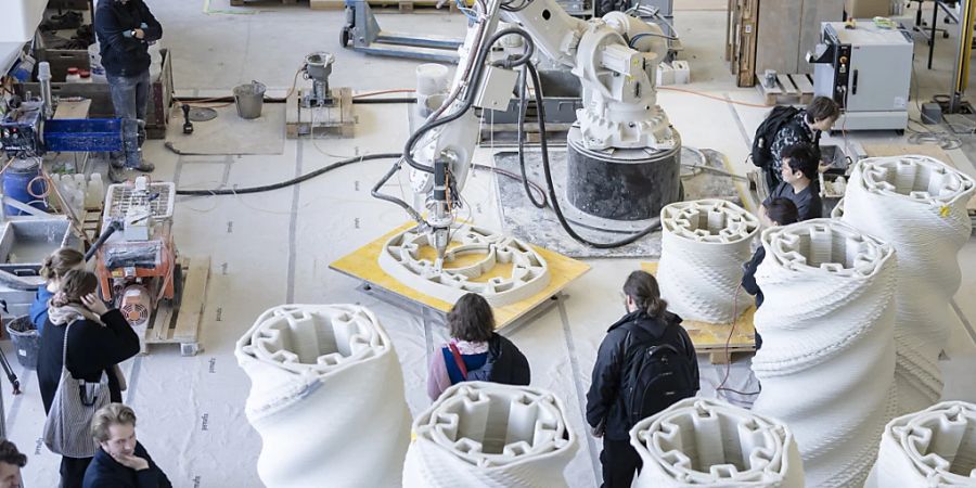 Ein Roboter fertigt in einem 3D-Druckverfahren aus Beton Säulen für den Weissen Turm von Mulegns fertigt,