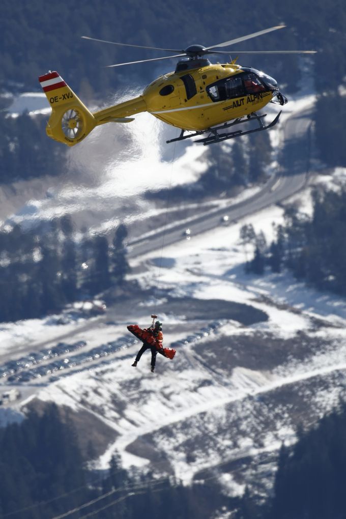 Isabella Wright wird mit dem Helikopter abtransportiert. Cortina Abfahrt