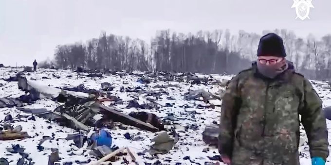 Ein russischer Ermittler beim Ort, wo das Flugzeug abgestürzt ist. Ukraine