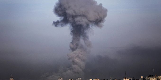 Rauch steigt nach einem israelischen Luftangriff über der Stadt Chan Junis im Gazastreifen auf.