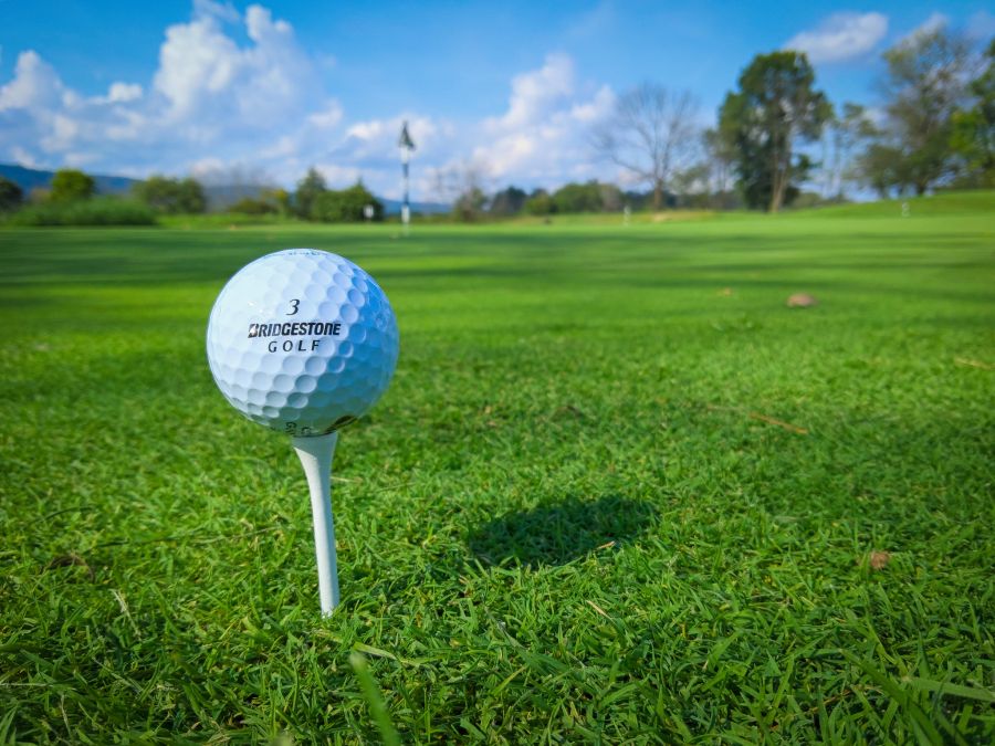 Ursula macht Büroarbeiten im Golfklub, um noch etwas Geld zu der knappen Rente dazuzuverdienen.