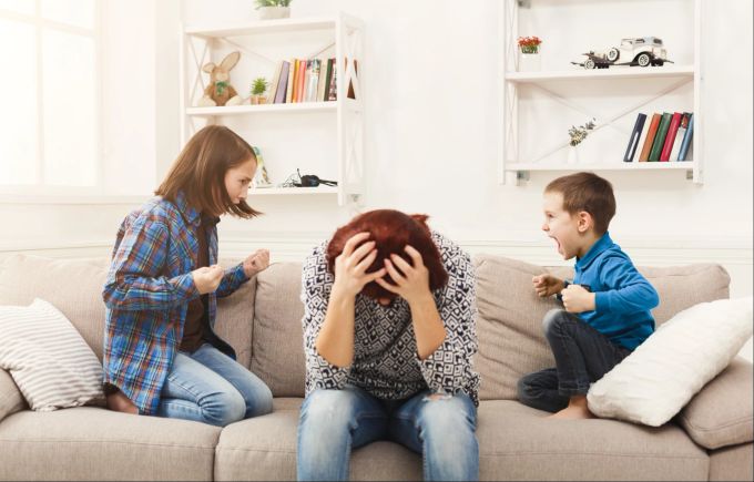 Geschwisterstreits sind für Kinder eine Herausforderung - und oft auch für die Eltern. Geschwister im Streit