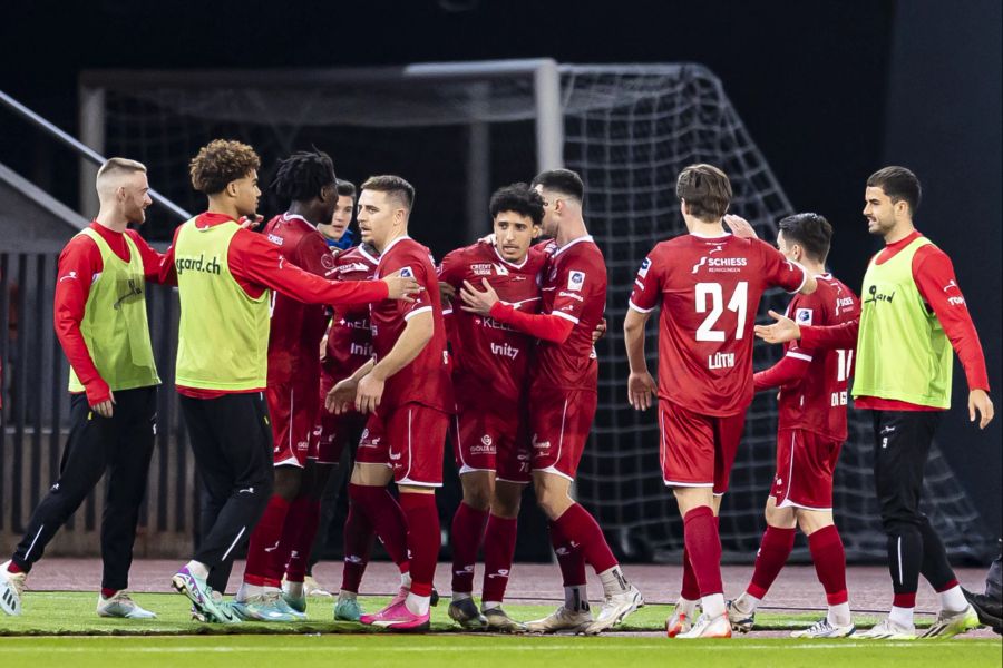 Sayfallah Ltaief (m.) bringt die Gäste vor der Pause mit 1:0 in Führung.