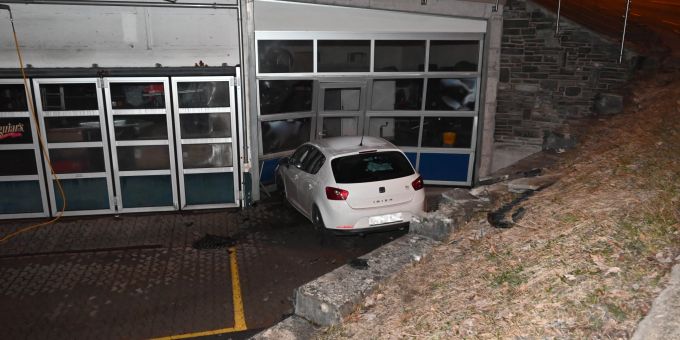 Degersheim: Auto prallt in Garagentor. Unfall in Degersheim
