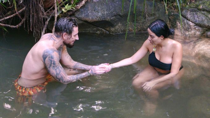 Leyla und Mike flirten im Weiher. Leyla
