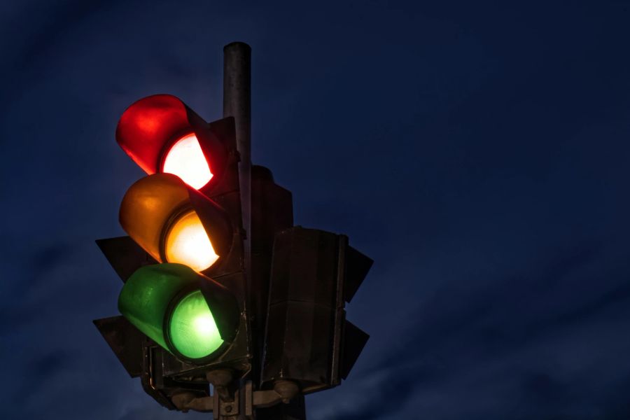 Diese kann Menschen mit Sehbehinderung durch Vibration signalisieren, ob eine Ampel rot oder grün ist. (Symbolbild)