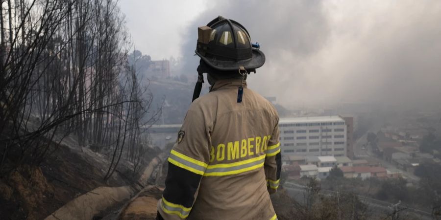 Feuerwehrmann Chile Feuer Waldbrand