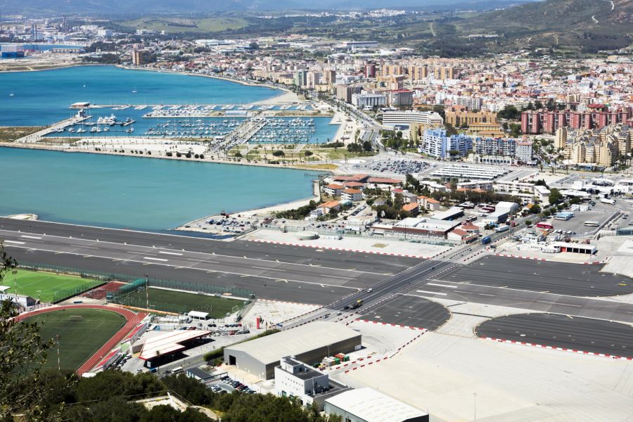 Der Gibraltar Airport ist einer der aufregendsten Flughäfen: Die Landebahn durchquert eine Hauptstrasse – der Verkehr muss für jede Landung gestoppt werden.