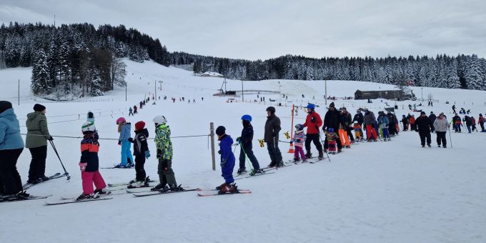 Im kleinen Skigebiet Gibloux FR kostet die Tageskarte für Erwachsene gerade mal 18 Franken. Entsprechend gross ist der Andrang.