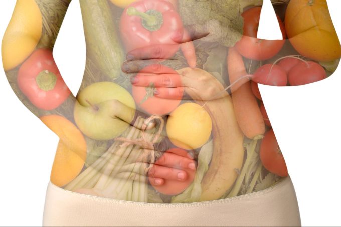 Eine ballaststoffreiche Kost fördert einen gesunden Bauch. Frauenunterleib Obst Hände