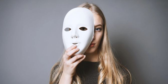 Frau mit Maske vor Gesicht