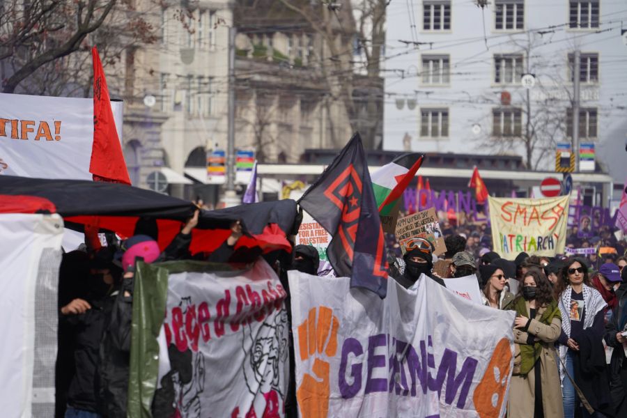 Um 13.30 Uhr hat die angekündigte feministische Grossdemonstration am Paradeplatz in der Stadt Zürich begonnen.