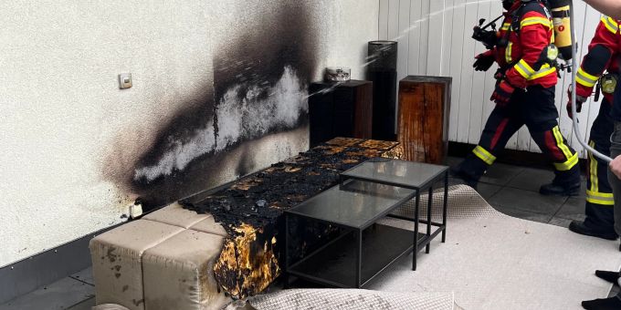 Feuer in Uznach SG - Sofa brennt auf Balkon