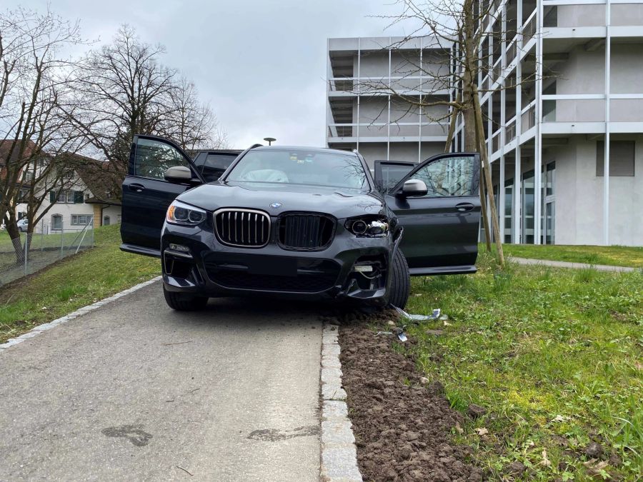 Beim Selbstunfall wurden drei Personen leicht verletzt.