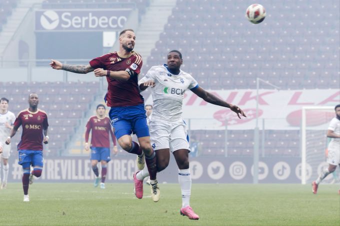 Steve Rouiller (Servette) gegen Brighton Labeau (Lausanne) in der Super League. Servette Lausanne Super League
