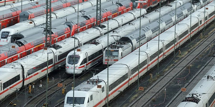 Und wieder soll alles still stehen auf deutschen Schienen. Es folgt der 6. Streik bei der Deutschen Bahn: ab Dienstagfrüh. (Archivbild vom Bahnhof Frankfurt am Main vom 24. Januar 2024)