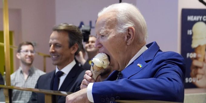 «Legen Sies weg!» - Biden schleckt Glacé bei Kriegsgespräch – Shitstorm