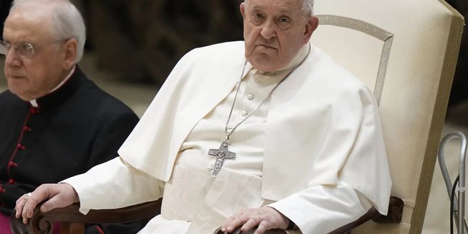 Papst Franziskus sitzt in einem Stuhl bei seiner wöchentlichen Generalaudienz. Foto: Andrew Medichini/AP/dpa Papst Franziskus sitzt in einem Stuhl bei seiner wöchentlichen Generalaudienz. Foto: Andrew Medichini/AP/dpa