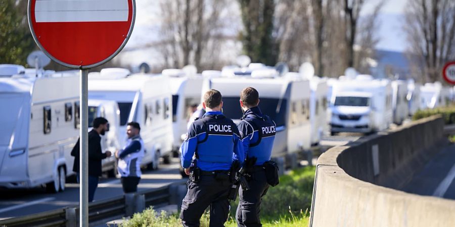 Die Polizei blockierte am Donnerstag Wohnwagen von Fahrenden, die versuchten, nach Lausanne zu gelangen.