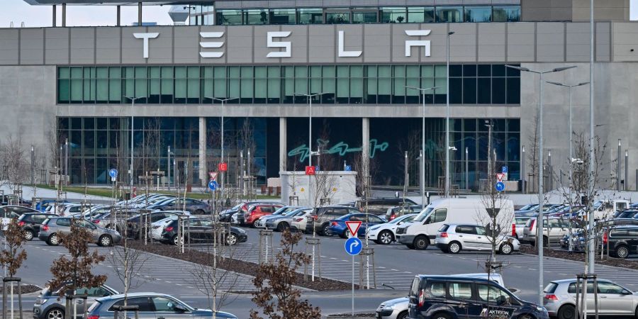 Nur wenige Autos von Mitarbeitern der Tesla-Gigafactory Berlin-Brandenburg stehen vor dem Werk.