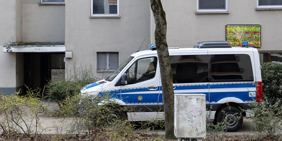 Ein Polizeiwagen steht vor der Wohnung der ehemaligen RAF-Terroristin Daniela Klette in Berlin. Foto: Hannes P. Albert/dpa - ACHTUNG: Die Hausnummer wurde aus rechtlichen Gründen gepixelt