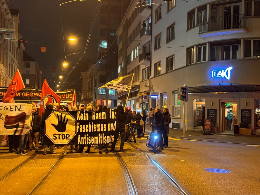 Die Demonstration vom Donnerstagabend gegen Rassismus und Antisemitismus zog an den Ort des Angriffs auf einen Juden.