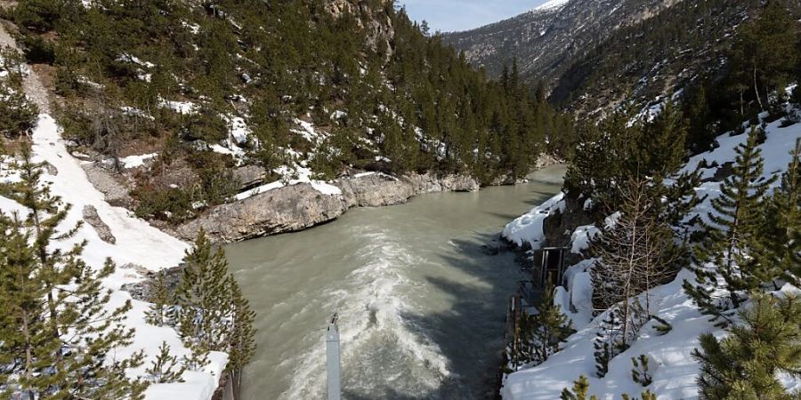 Wasser fliesst aus dem Ablassstollen am Fusse der Staumauer des Lago die Livigno in den Nationalparkfluss Spöl. (Archivbild)