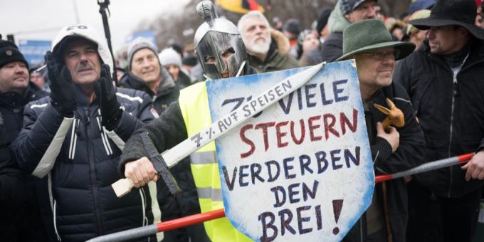 Politik alarmiert - Deutsche müssen bald die Hälfte des Lohns abgeben