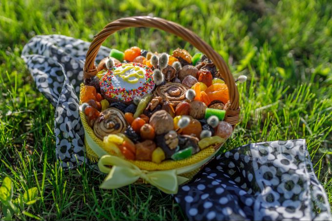 Nüsse und Trockenfrüchte können auch einen Platz im Osternest haben. Gefülltes Osternest.