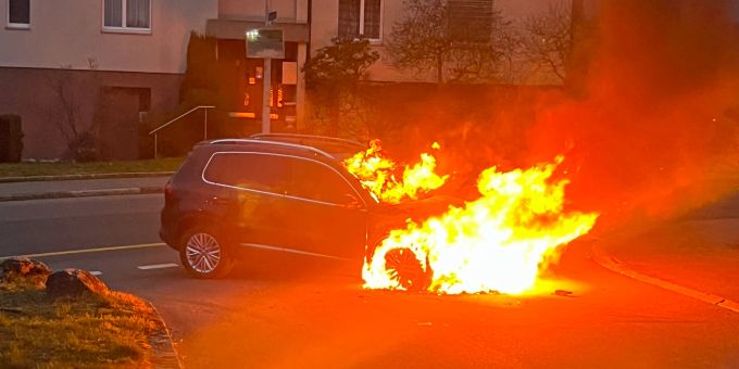 Emmen: Auto gerät in Brand. Autobrand in Emmen