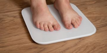 kinderfüsse auf weisser waage