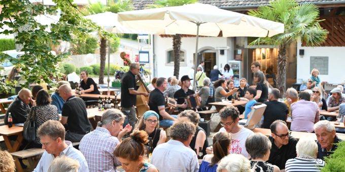 Die Thalwiler Kulturtage bringen Menschen zusammen, wie hier auf dem Pfistergut an den Kulturtagen im Juni 2023. Menschen bei Kulturfestival