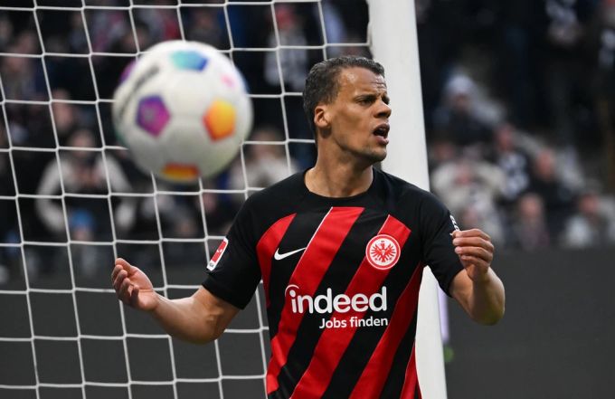 Timothy Chandle von Eintracht Frankfurt ärgert sich nach einer verpassten Chance beim Duell gegen den VfL Wolfsburg, Eintracht Frankfurt.