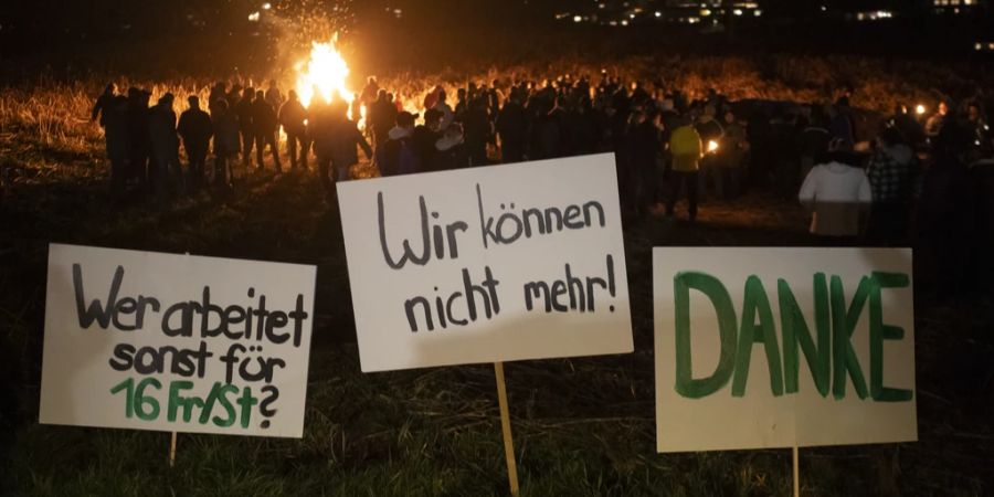 Bauernproteste Plakate Feuer Nachtszene