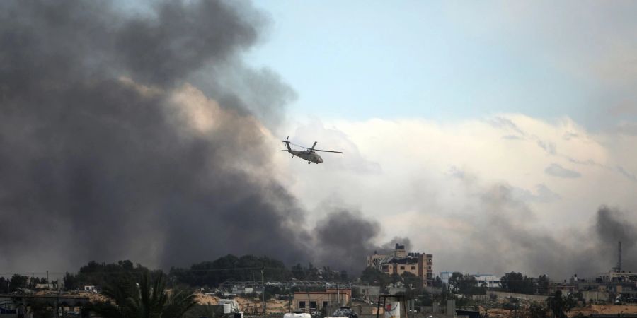 Ein israelischer Hubschrauber fliegt über Chan Junis.