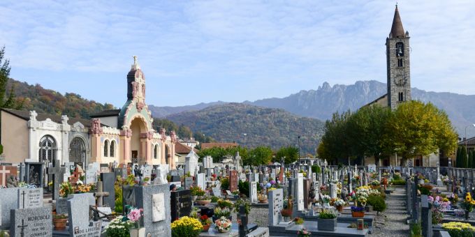 Friedhöfe sind spannend: Wer durch seine Reihen schlendert, entdeckt Geschichte, Geschichten und manch erstaunliche Lebensanekdote. Tesserete Lugano Schweiz Friedhof