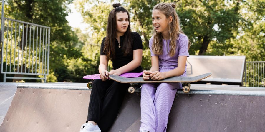 Teenager beim Skateboarden