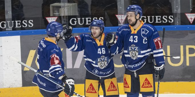 Lino Martschini (M.) erzielt gegen den HC Lugano einen Hattrick. Lino Martschini EVZ